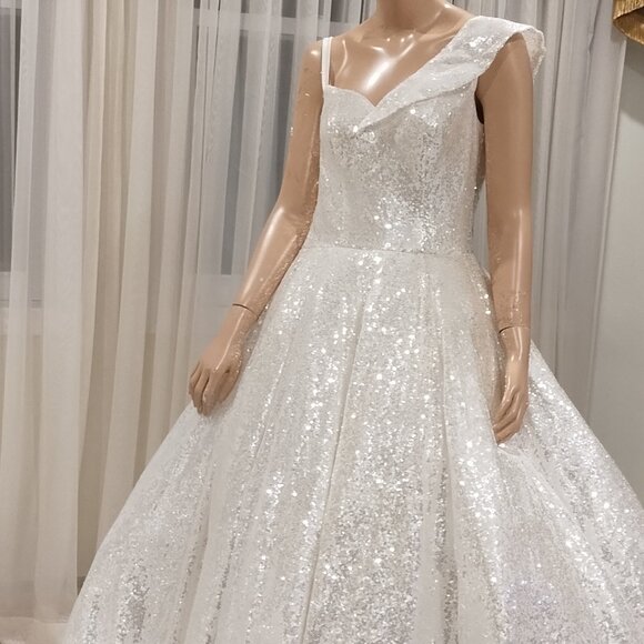 Wedding gown - Picture 1 of 2